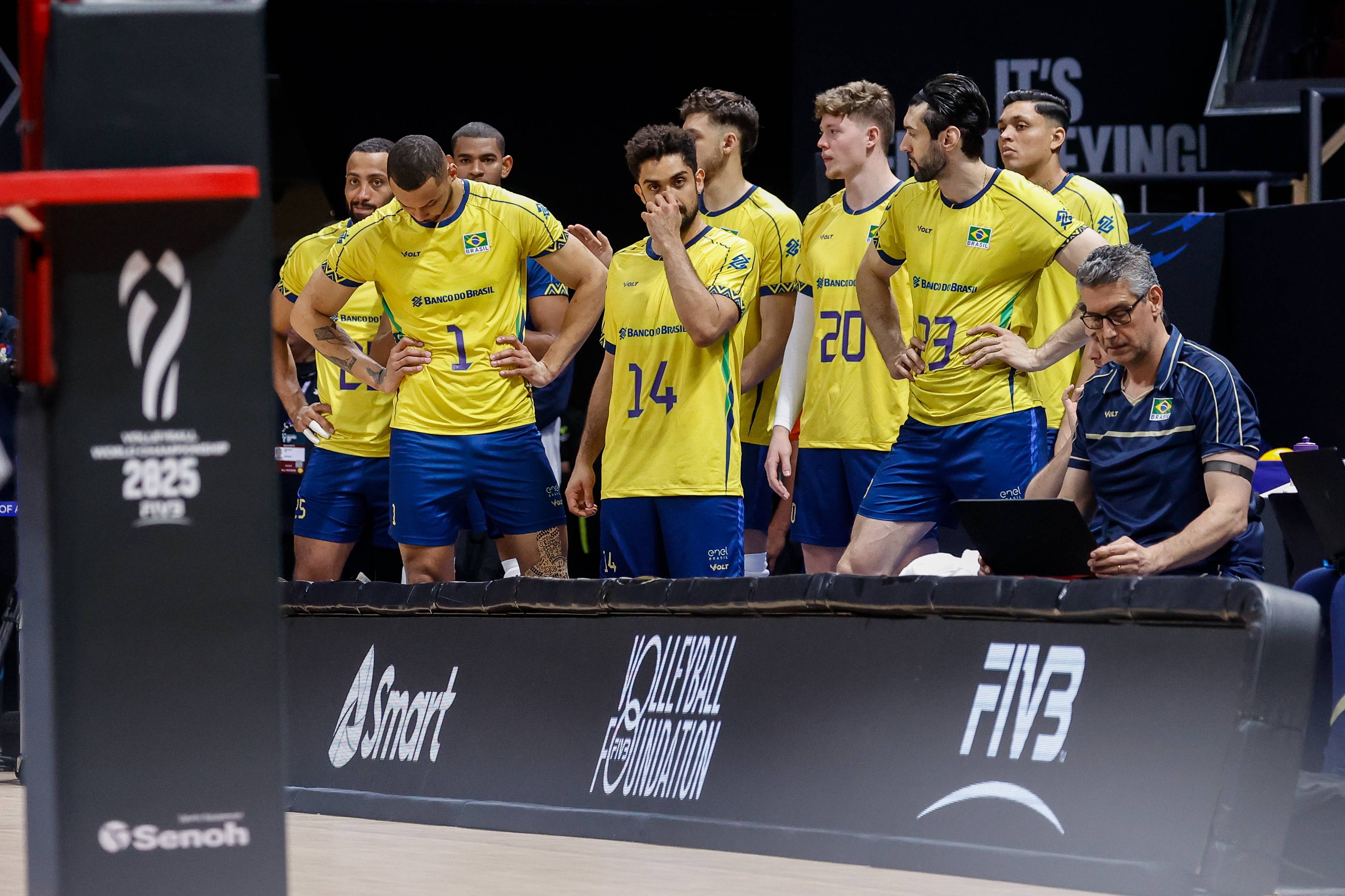 Bernardinho chora por mãe antes do jogo decisivo contra Sérvia no Mundial