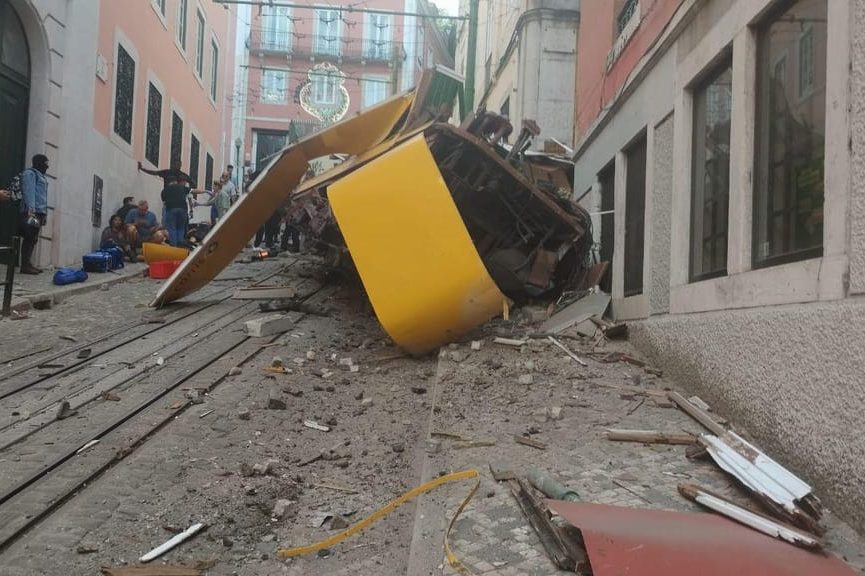 VÍDEO: Elevador da Glória, em Lisboa, despenca e deixa 15 mortos