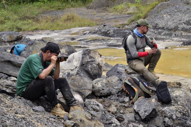 Enrique Peñalver (left) and Edwin Cadena (right) searching for samples in the Genoveva Quarry waste dump. Credit: Mónica Solórzano-Kraemer.