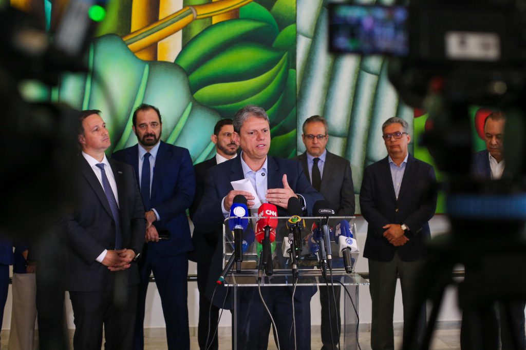 Mortes por metanol: Tarcísio cria gabinete de crise e descarta ação do PCC