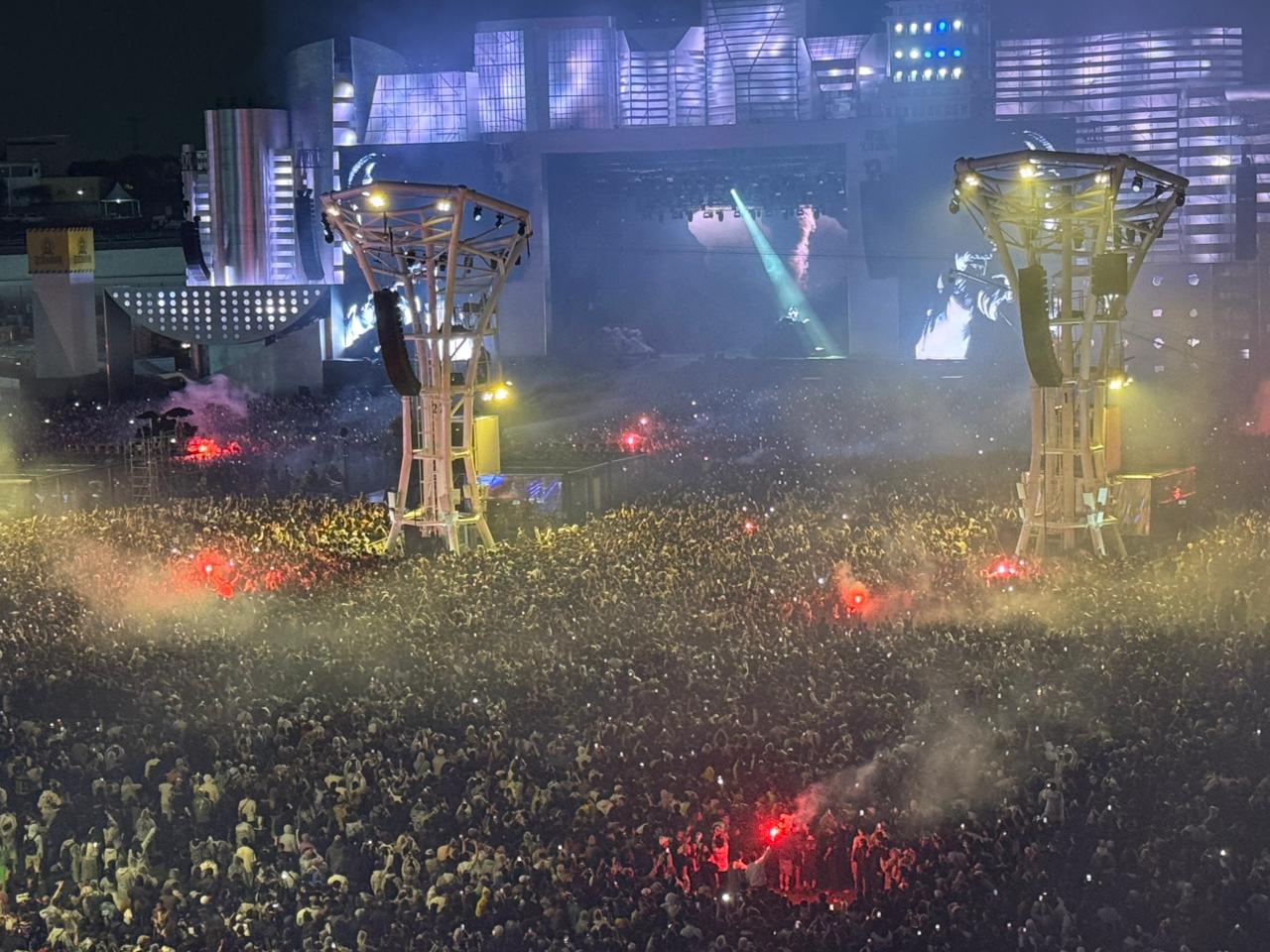 Fãs com sinalizadores em show de Travis Scott confrontam ordem de The Town