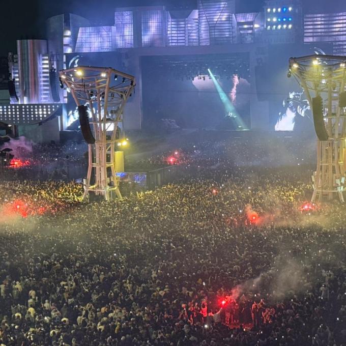 Fãs com sinalizadores em show de Travis Scott confrontam ordem de The Town