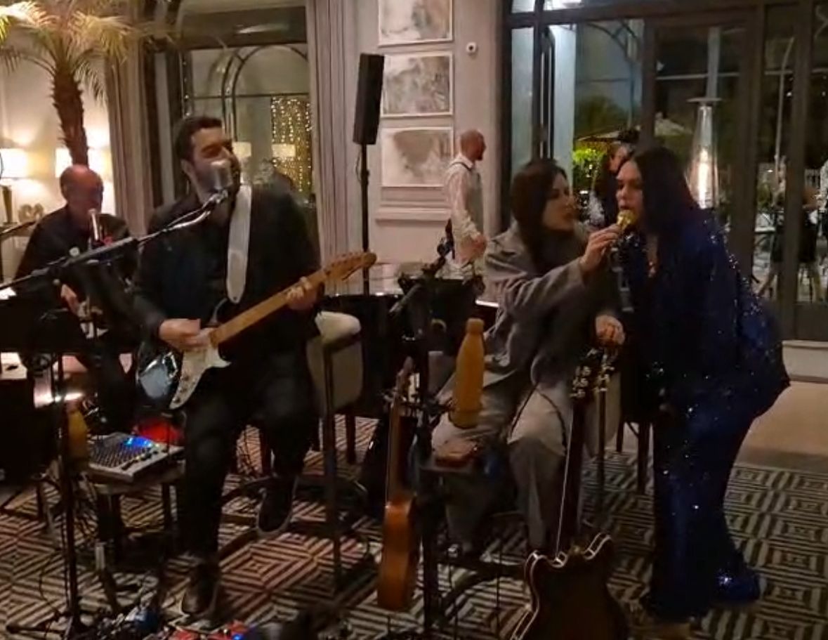 Jessie J surpreende com ‘show’ em restaurante de hotel em São Paulo