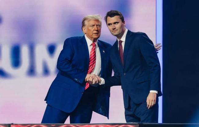 Donald Trump ao lado de Charlie Kirk Donald Trump ao lado de Charlie Kirk