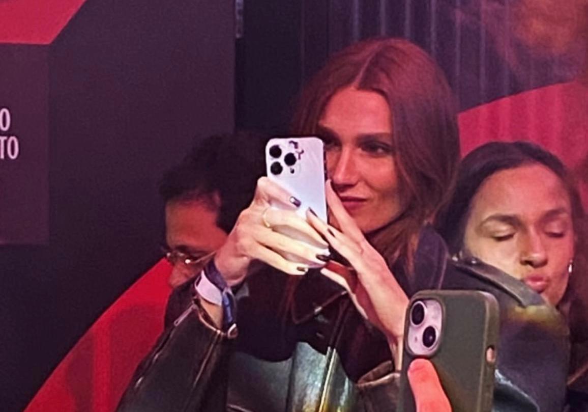 O curioso detalhe no celular de Sasha Meneghel no The Town