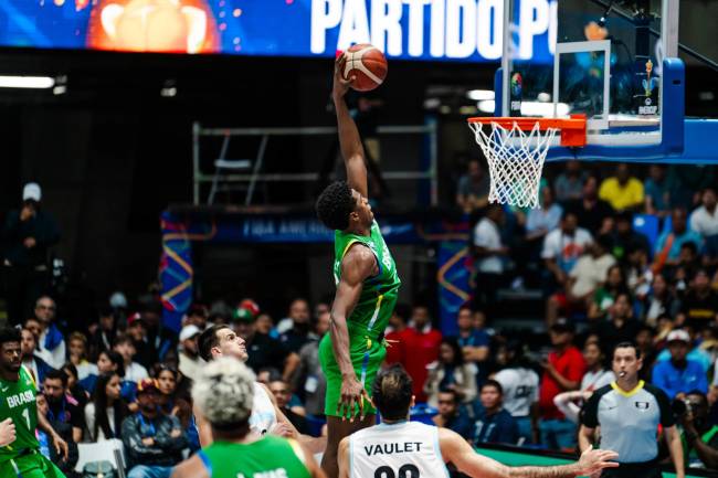 Georginho de Paula enterra bola na final da Copa Am&eacute;rica de Basquete