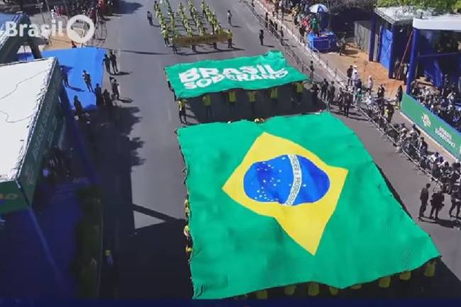A bandeira nacional e a faixa de ‘Brasil soberano’ no desfile A bandeira nacional e a faixa de 'Brasil soberano' no desfile