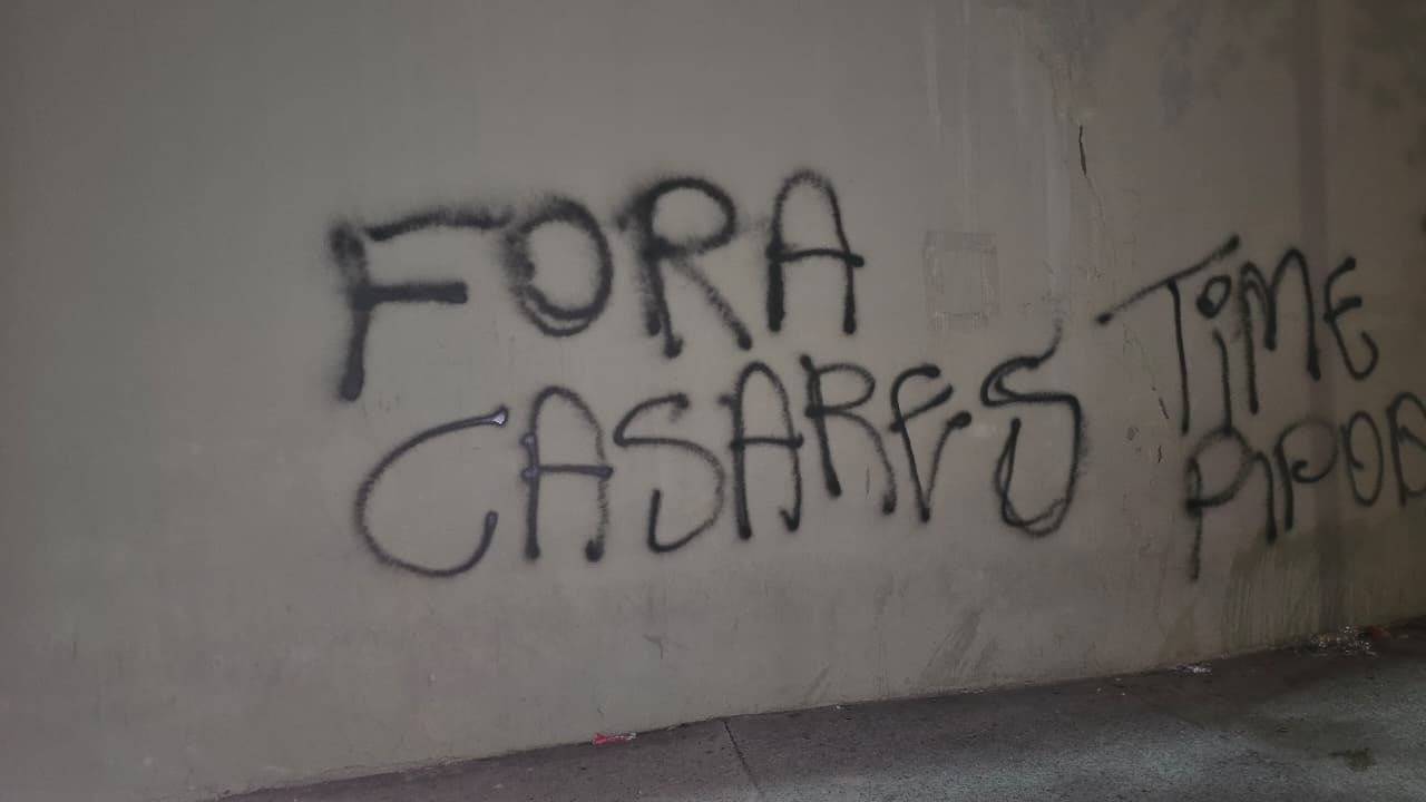 Os protestos da torcida do São Paulo após vexame em casa na Libertadores