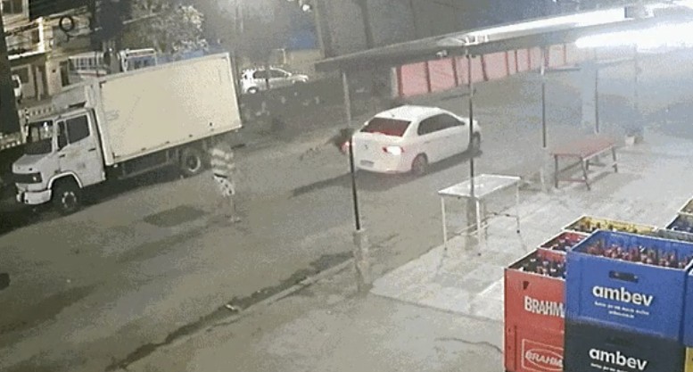 Mulher é atropelada por motorista de aplicativo, que ainda arrastou homem após bate-boca