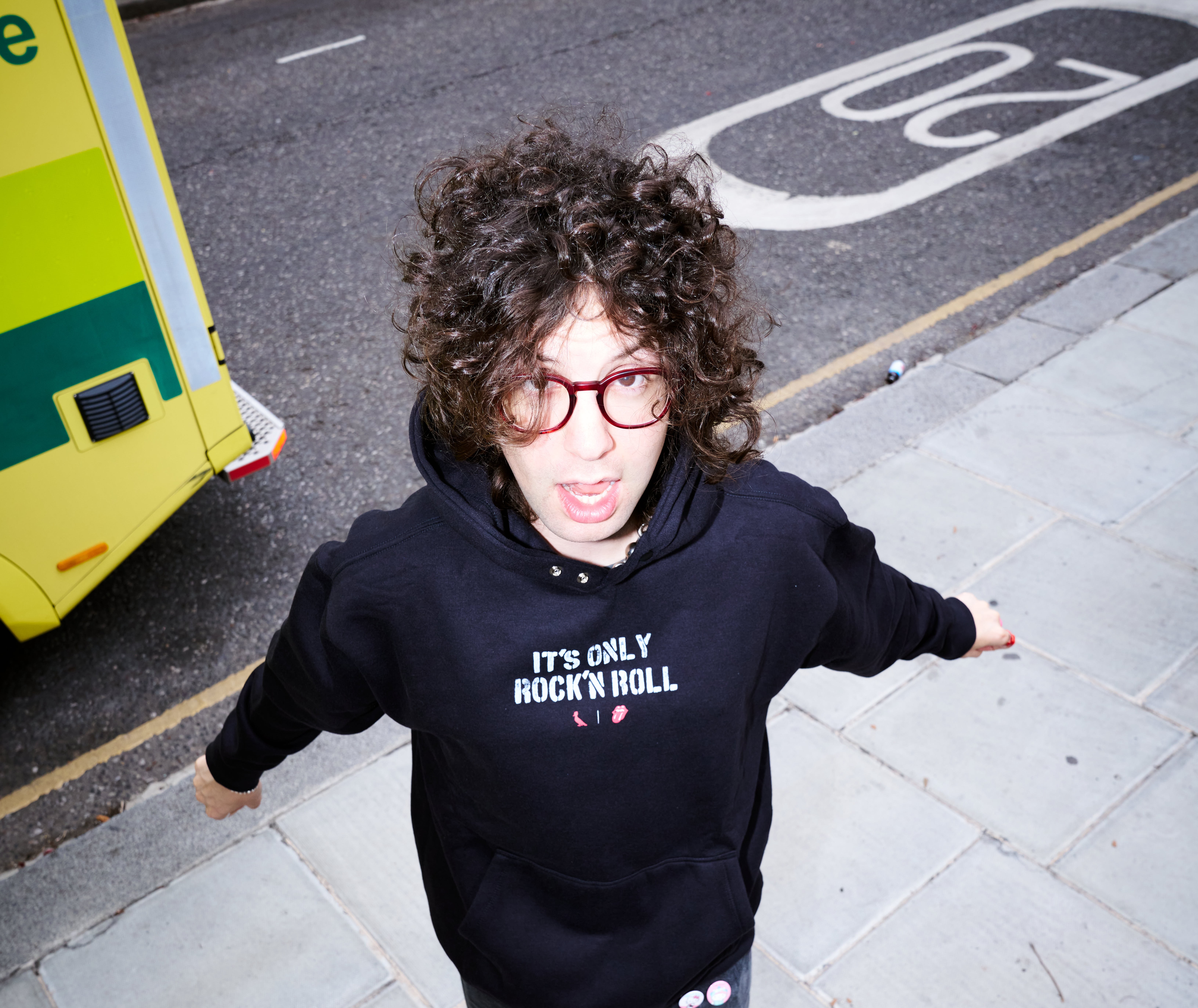 A imersão de Lucas Jagger na moda com coleção inspirada na banda do pai