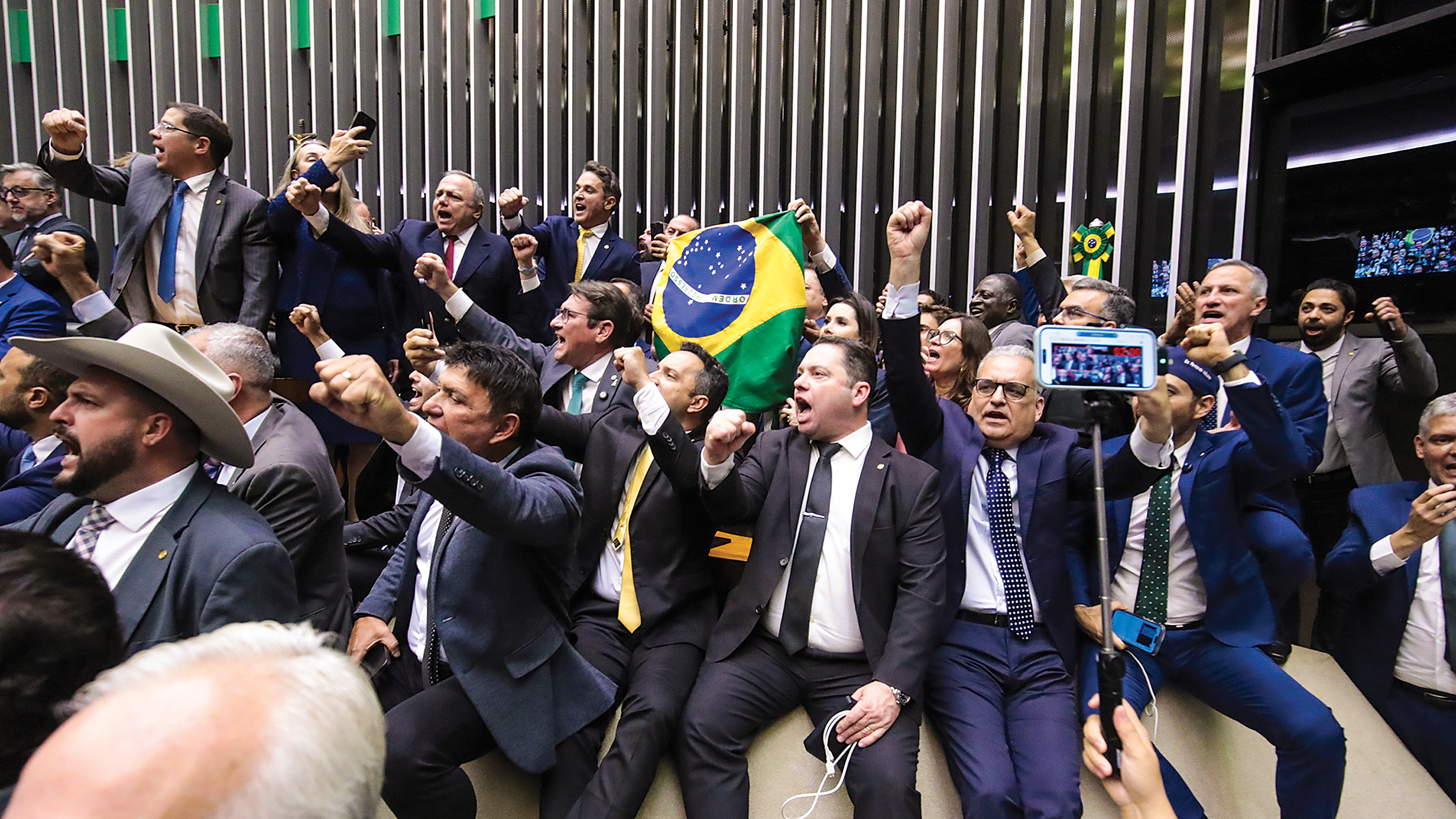 Demonstração de força do Centrão na Câmara indica sinal de alerta para Lula