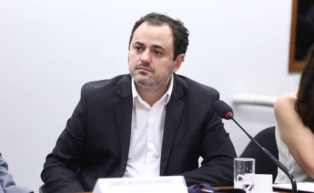 Na contramão: deputado faz votações abertas para definir destino de todas as suas emendas