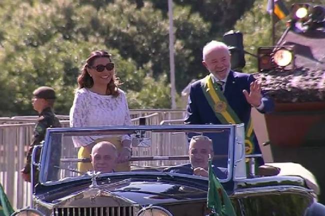 Janja e Lula desfilam em carro aberto no 7 de Setembro Janja e Lula desfilam em carro aberto no 7 de Setembro