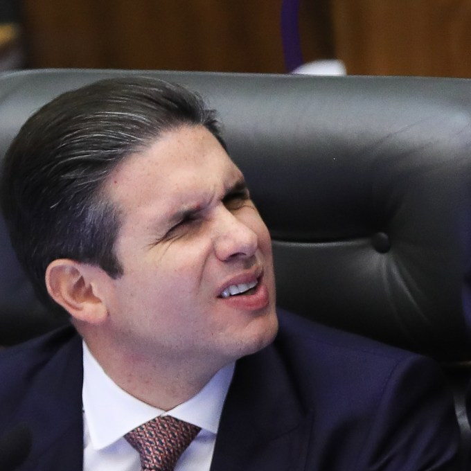Motta deu tiro no pé ao atrasar cassação de Eduardo Bolsonaro e Ramagem
