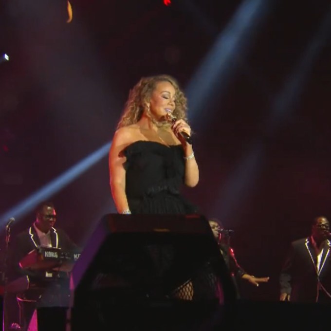 O motivo de Mariah Carey quase não se mexer em show: paradinha