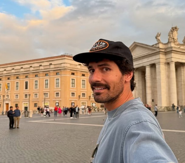 Influenciador espanhol deixa redes sociais para se tornar padre