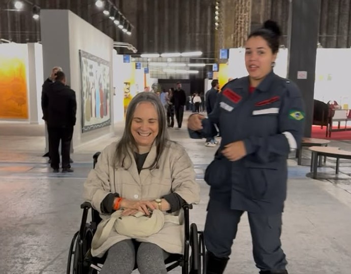 Regina Duarte surge em cadeira de rodas em evento; entenda