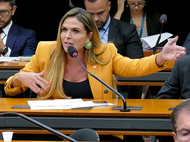 Deputados pedem desculpas por voto favorável à PEC da Blindagem