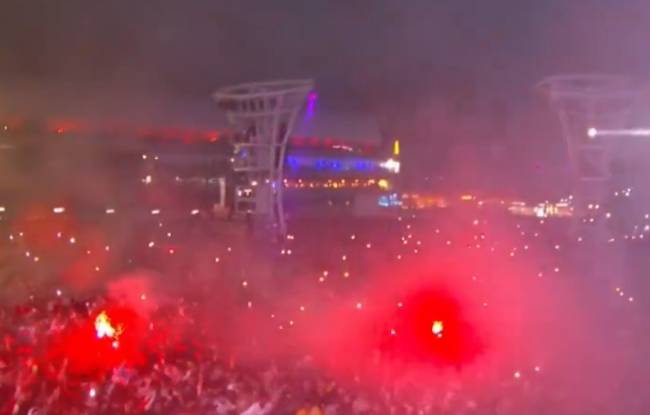thetownsinalizadores Público com sinalizadores durante show de Burna Boy, no primeiro dia do The Town 2025