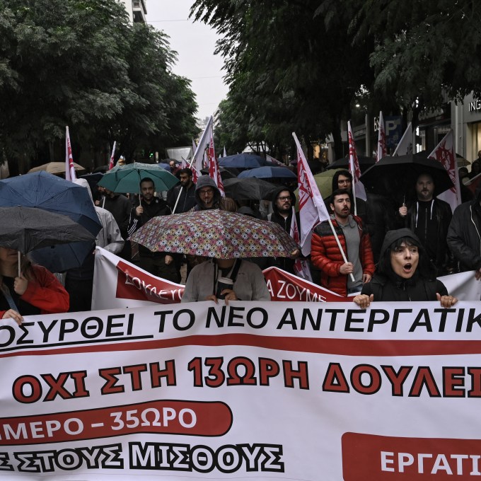 Vídeos mostram Grécia tomada por protestos em greve contra jornada de 13 horas