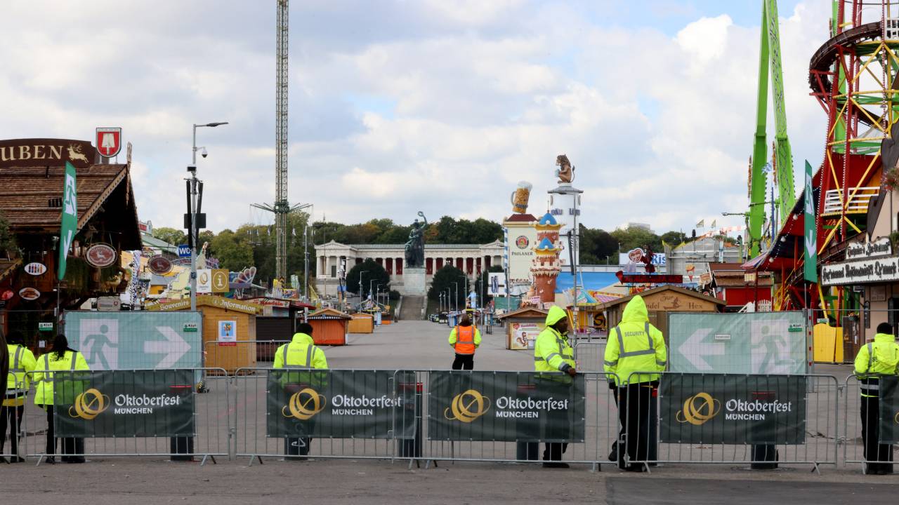 Agentes de segurança vasculham o Theresienwiese, campo onde ocorre a Oktoberfest, após ameaça de bomba contra o festival
