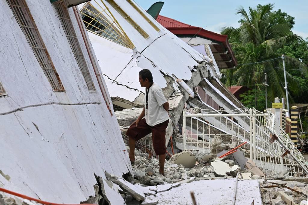 Para priorizar 20.000 deslocados, Filipinas encerram buscas após terremoto que matou 72
