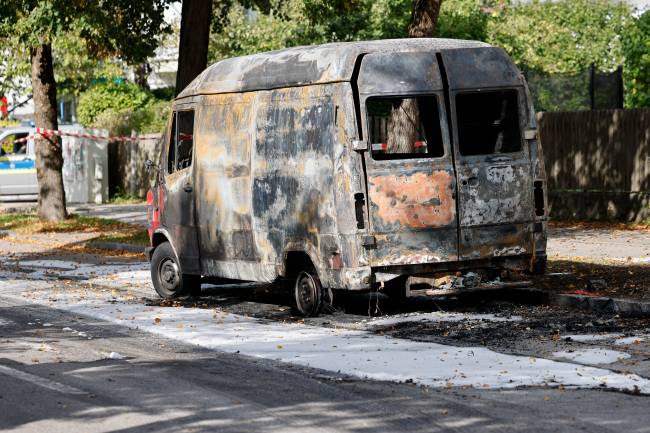 GERMANY-FIRE-POLICE-FESTIVAL-OKTOBERFEST Van incendiada na região de Lerchenau, em Munique