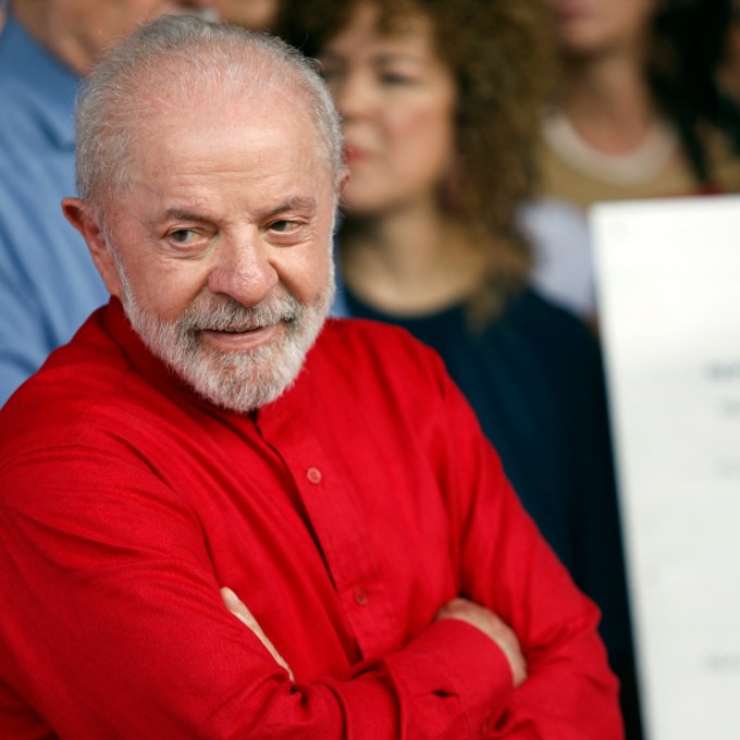 Casa, gás e luz grátis, as ofertas de Lula aos eleitores pobres