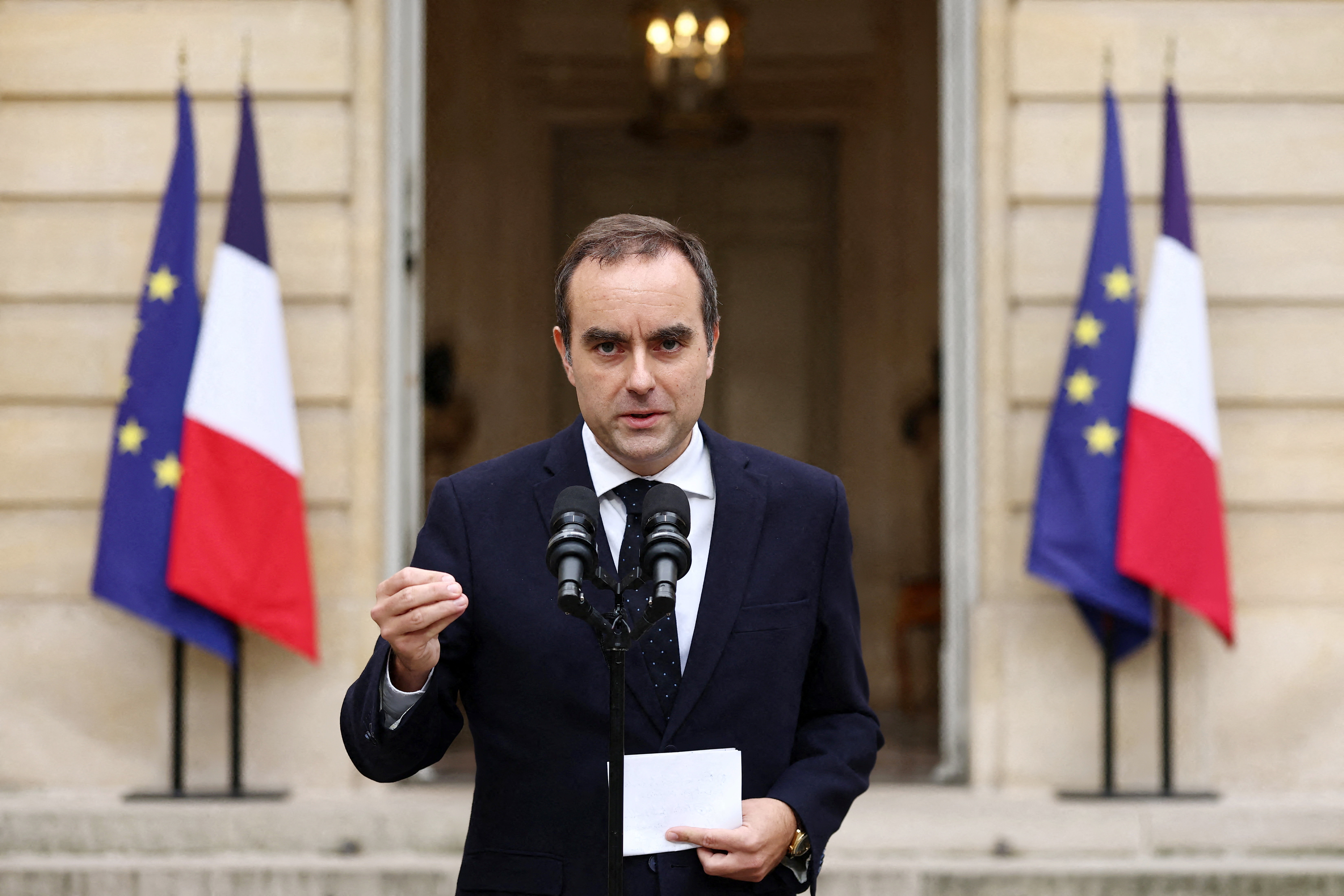 Protesto fecha Louvre e premiê francês pede toque de recolher após onda de violência