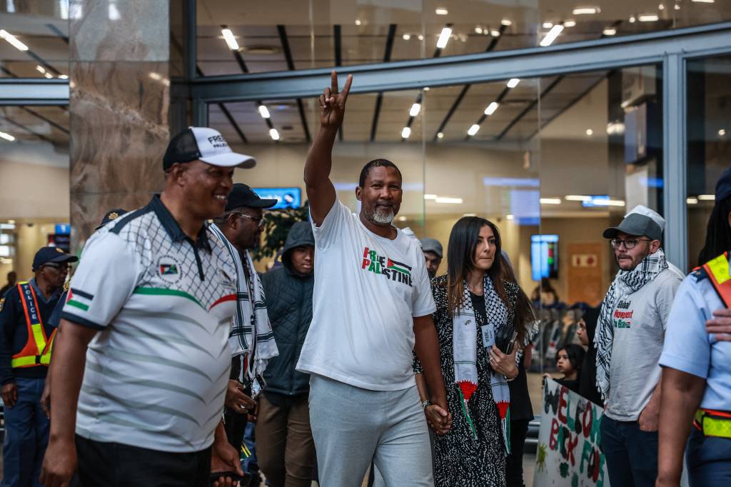 Neto de Mandela é deportado por Israel após dias preso por participar da flotilha de Gaza