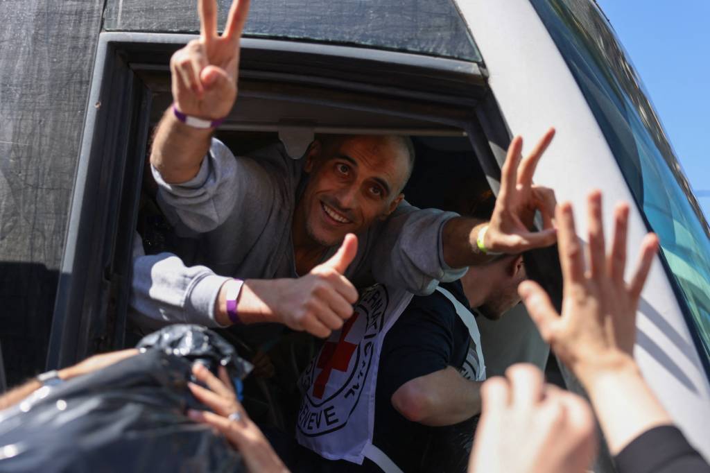 Libertados por Israel em troca dos reféns, prisioneiros palestinos chegam à Cisjordânia