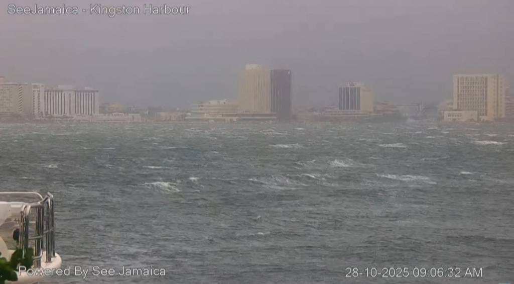 Furacão Melissa toca o solo na Jamaica e ameaça deixar rastro histórico de destruição