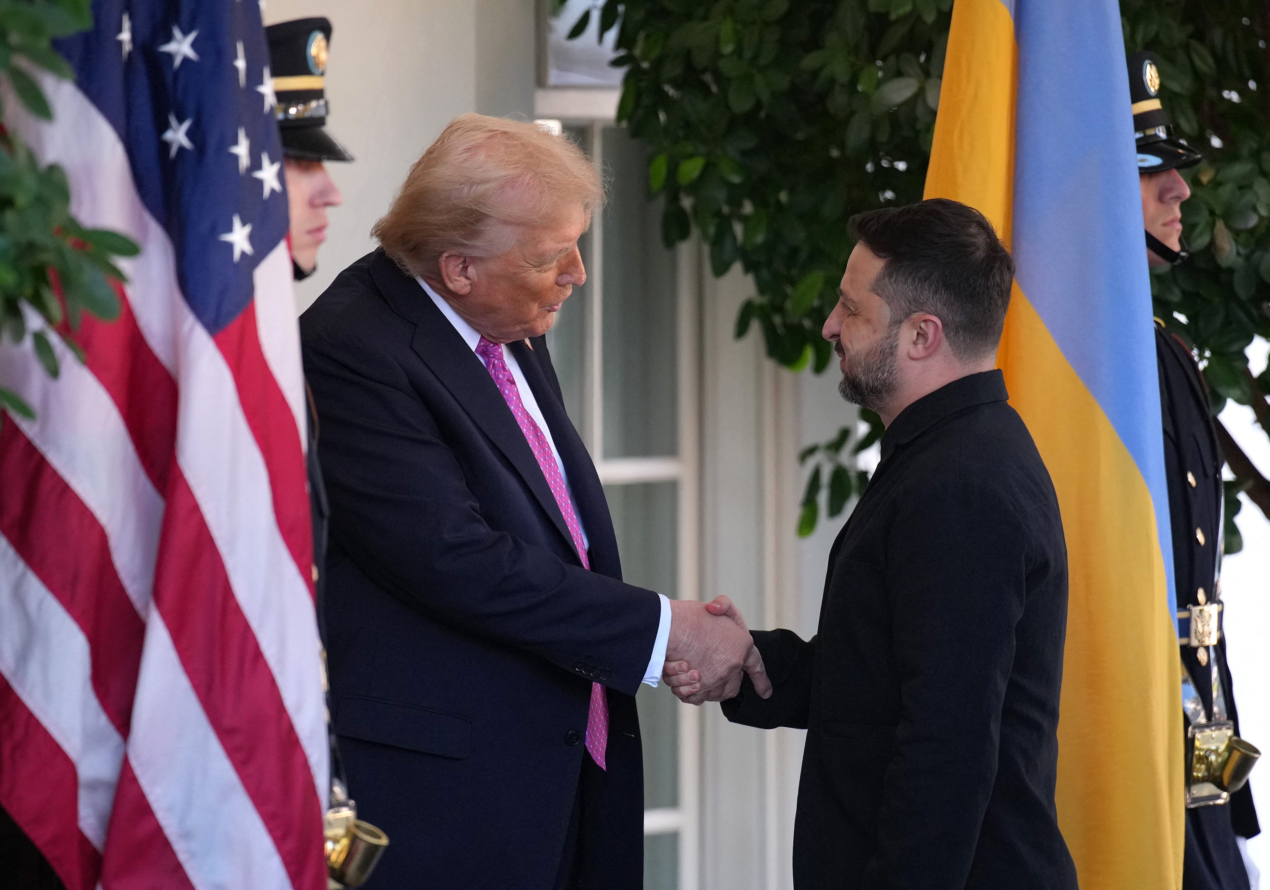 Zelensky chega à Flórida para encontro com Trump sobre guerra na Ucrânia
