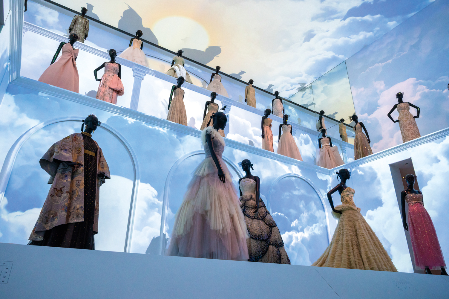 ODE &Agrave; MODA -&ensp;Galeria Dior, em Paris: imers&atilde;o requintada no universo da grife