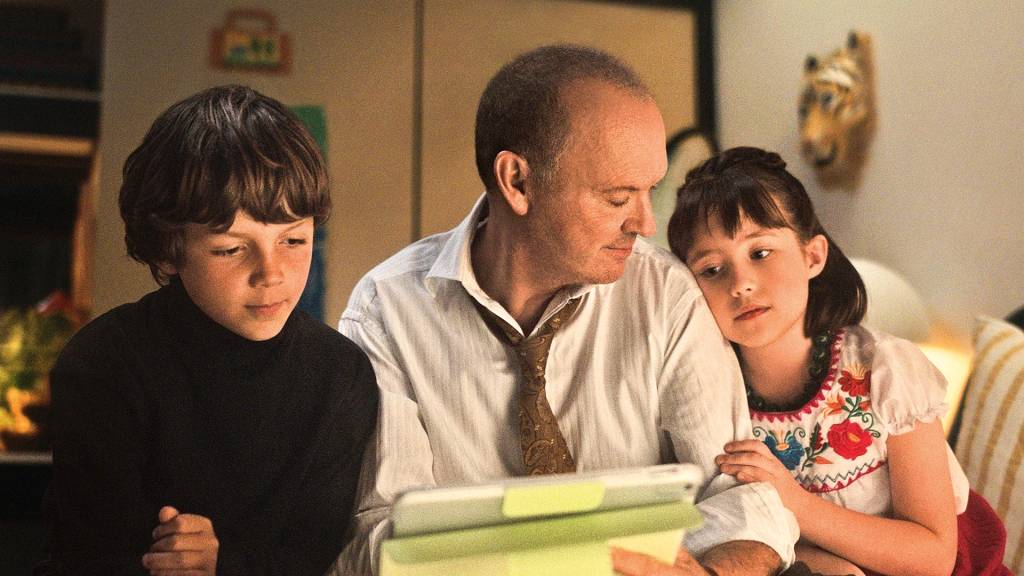 ‘O Pai do Ano’: Michael Keaton encara caos e redenção na paternidade