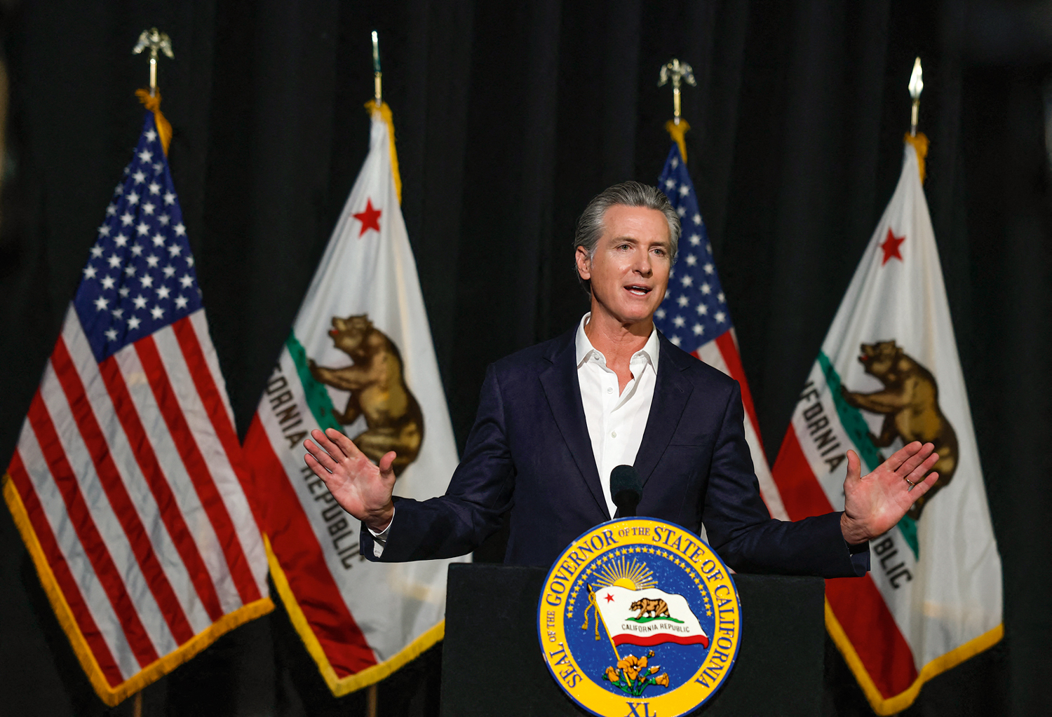NA FILA -&ensp;Newsom: zombando de Trump enquanto busca destaque no partido