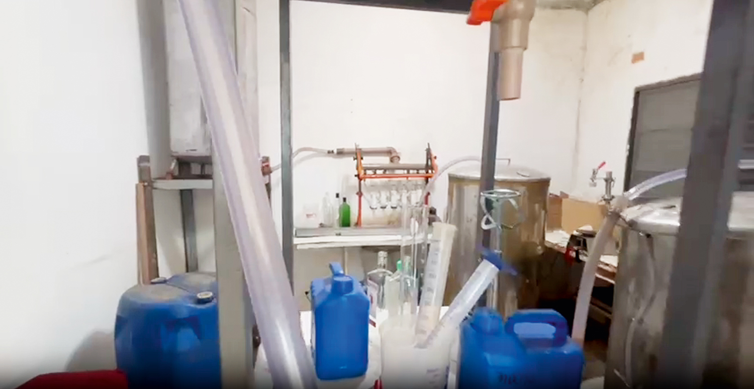 PR&Aacute;TICA ILEGAL - Em cadeia: o metanol &eacute; usado por criminosos para baratear custos