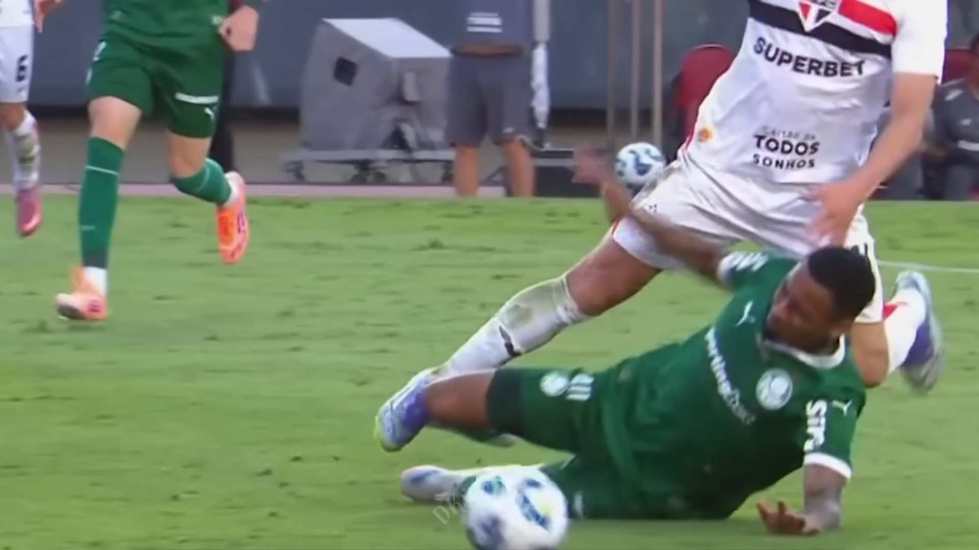 CBF libera áudios do VAR de lances polêmicos em São Paulo x Palmeiras