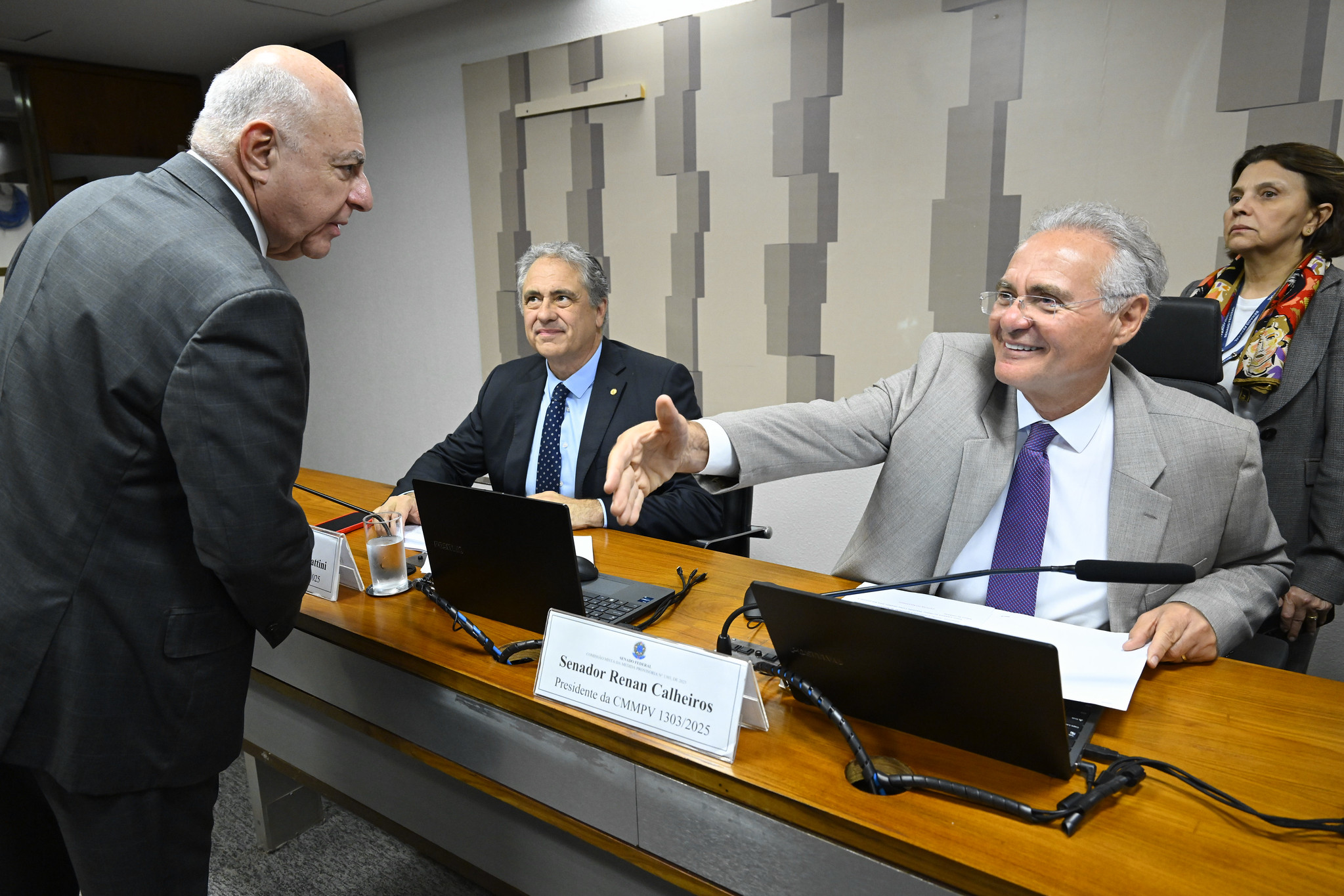 À espera de acordo, Calheiros adia mais uma vez votação da MP do IOF
