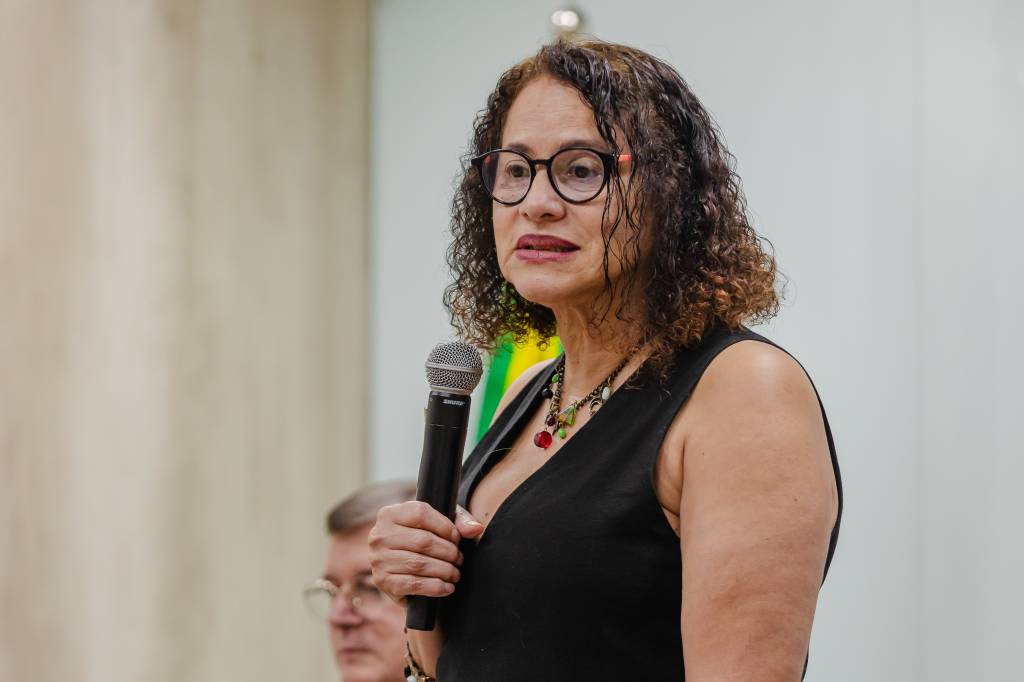 Vacina brasileira contra covid-19 ajuda a combater negacionismo, diz ministra