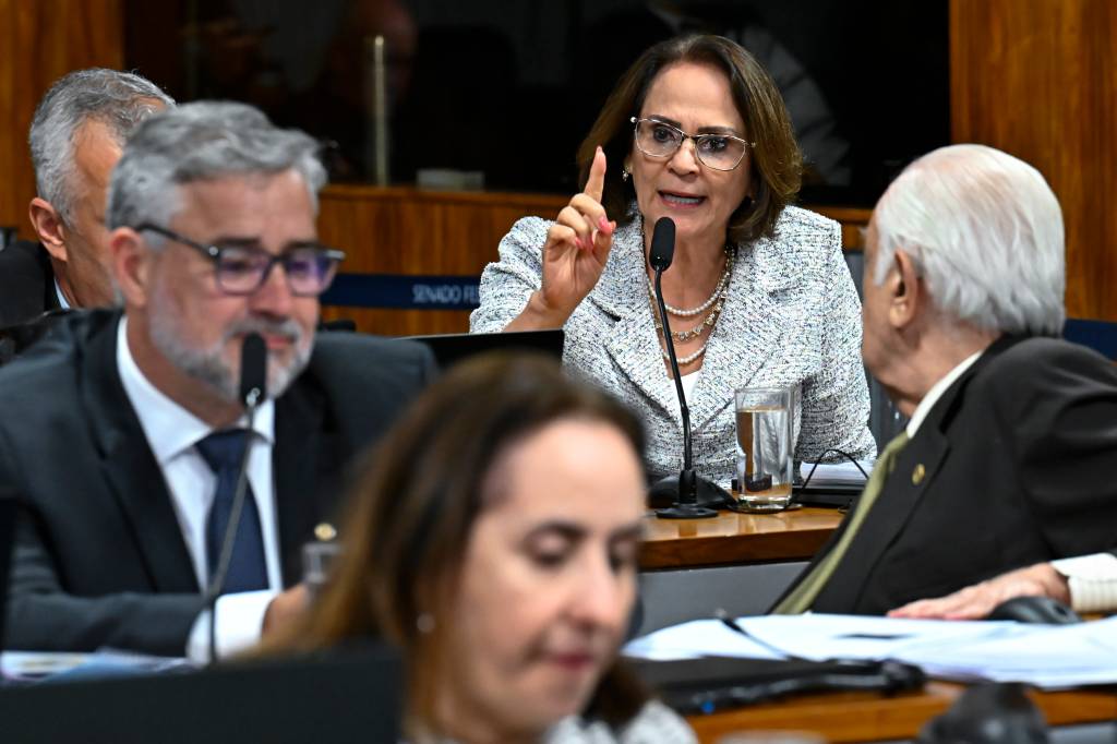 A senadora Damares Alves, ao fundo, e o deputado federal Paulo Pimenta, na CPMI do INSS na última segunda-feira, 20