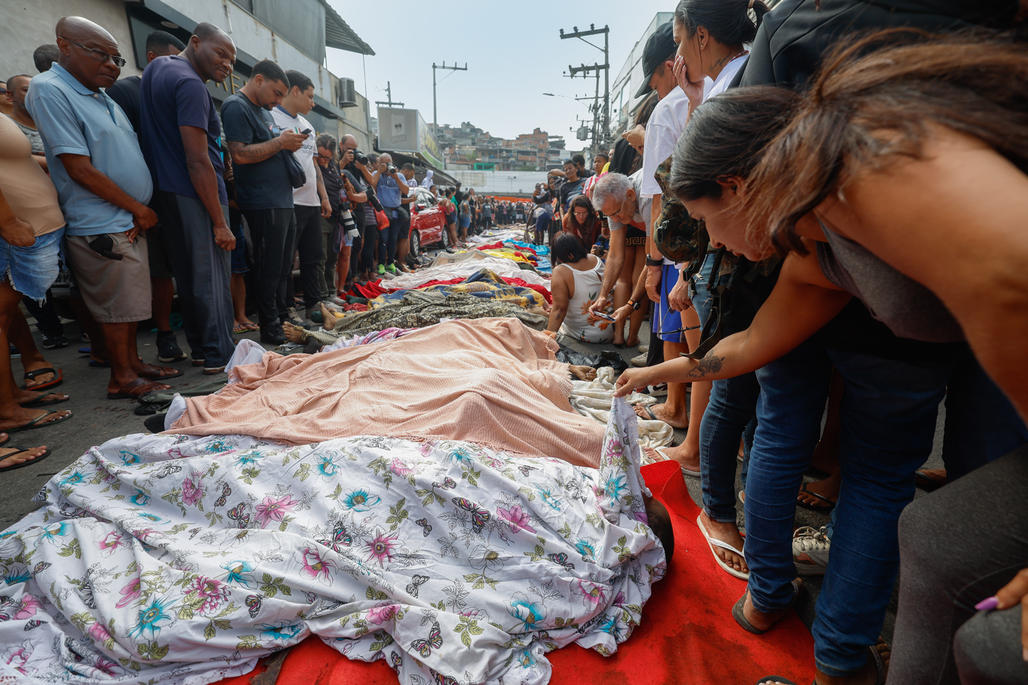 Cinco PMs são presos por suspeita de crimes em megaoperação no Rio que deixou 122 mortos