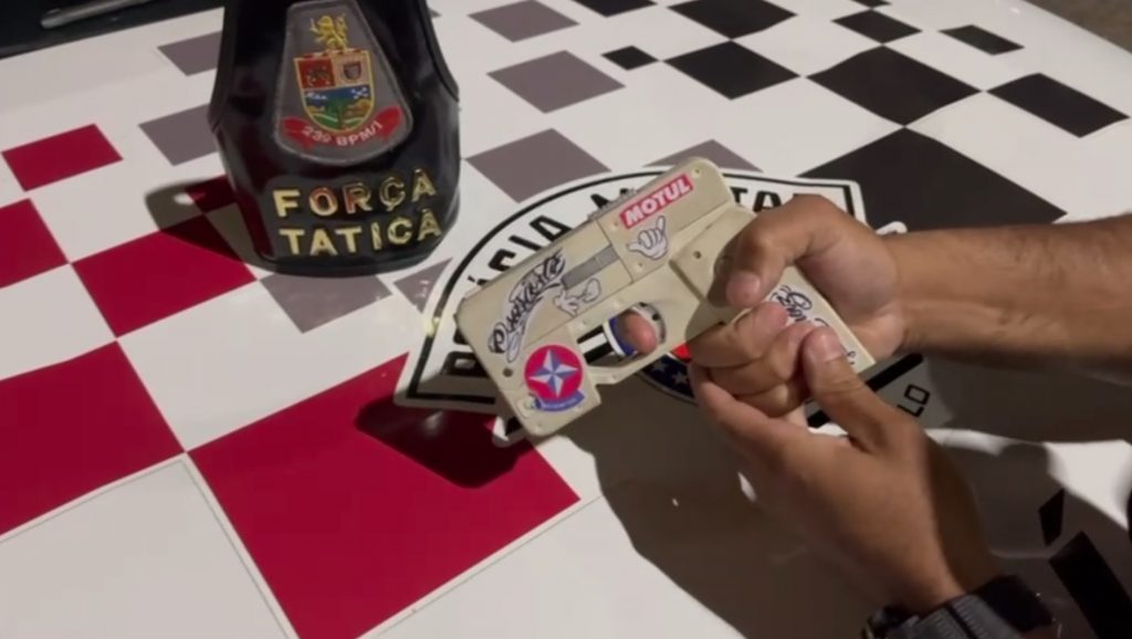 Homem é preso com arma de fogo caseira em formato de celular em SP