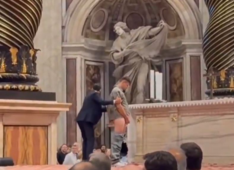 Momento em que homem urina no altar da Basílica de São Pedro, no Vaticano. 11/10/2025