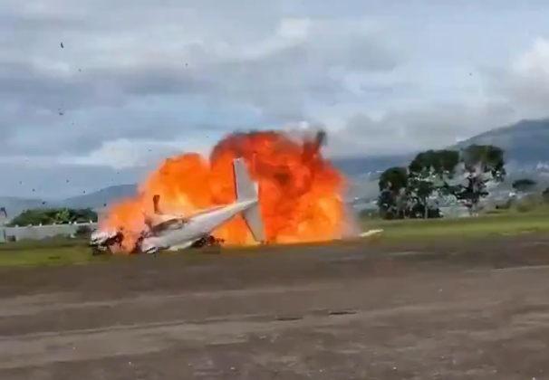 Momento da queda de um avião no Aeroporto de Paramillo, na Venezuela. 22/10/2025