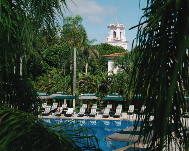 História, sofisticação e muito verde: o hotel conta com piscina, quadra de tênis e um luxuoso SPA