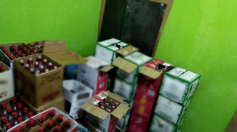 Polícia fecha fábrica clandestina no ABC que vendeu bebida com metanol