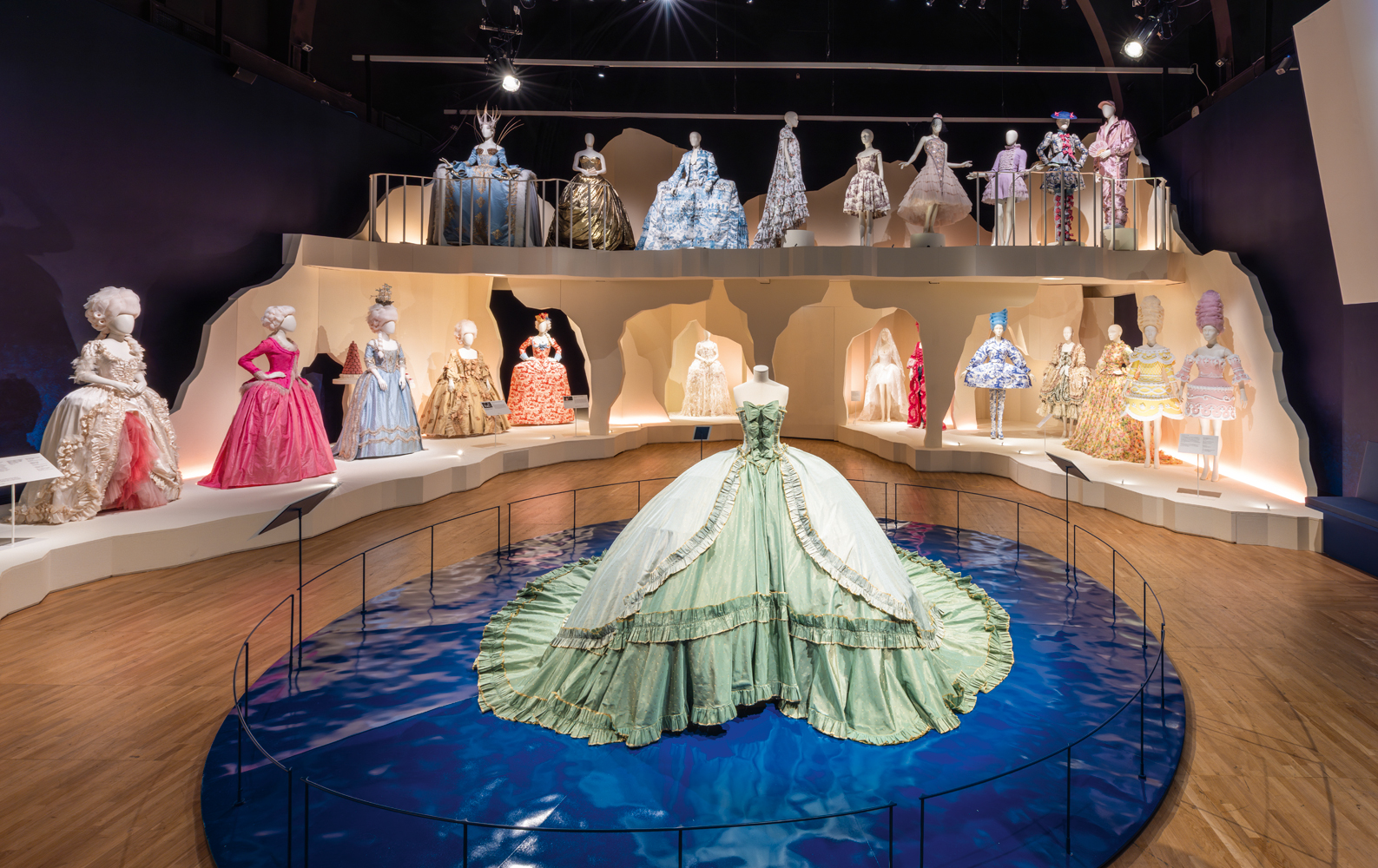 OLHAR MODERNO -&ensp;Pe&ccedil;as em exibi&ccedil;&atilde;o: releitura feita por grandes grifes