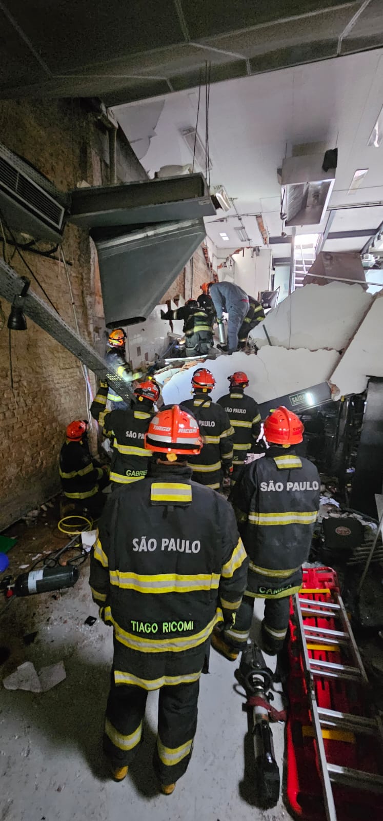 Explosão provoca desabamento do teto de restaurante do chef Fogaça em SP