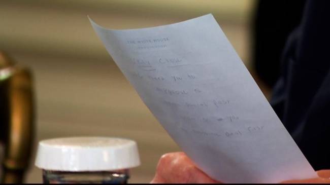 Foto do bilhete do secretário de Estado americano, Marco Rubio, ao presidente Donald Trump: 'Estamos muito perto'. -